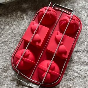 NWOT Present- Shaped Red Silicone Baking Molds with Wire Holding Tray